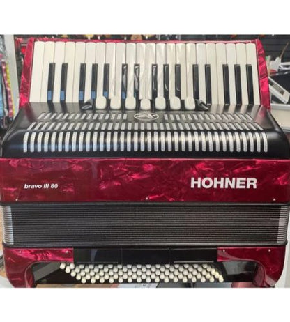 Hohner A1643 BRAVO LINE FACELIFT 111-80 BASS Red C/W Gig Bag
